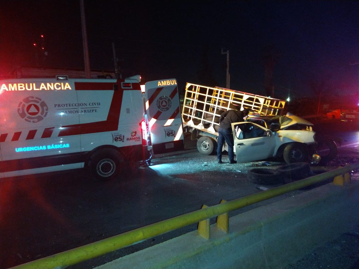 nSaltillo's tweet photo. Un hombre perdió la vida en un choque  registrado la madrugada de este sábado sobre la carr Mty-Saltillo. El conductor de la Nissan habría dormitado, por lo que chocó contra el puente Acuña en #RamosArizpe, muriendo de manera instantánea, mientras que su esposa resultó lesionada https://t.co/vacM41aABG