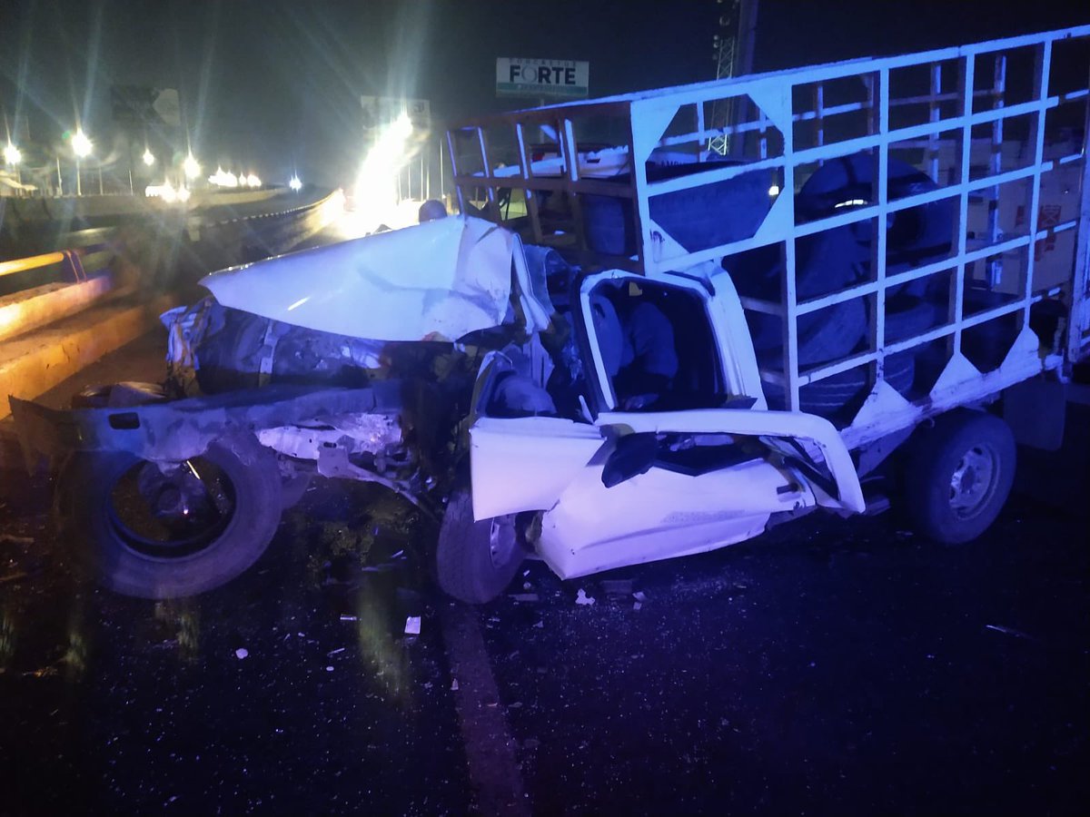 nSaltillo's tweet photo. Un hombre perdió la vida en un choque  registrado la madrugada de este sábado sobre la carr Mty-Saltillo. El conductor de la Nissan habría dormitado, por lo que chocó contra el puente Acuña en #RamosArizpe, muriendo de manera instantánea, mientras que su esposa resultó lesionada https://t.co/vacM41aABG