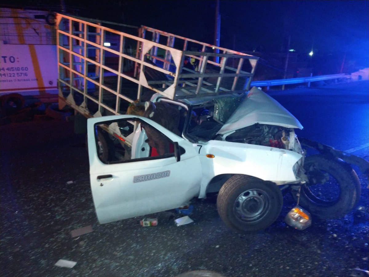 nSaltillo's tweet photo. Un hombre perdió la vida en un choque  registrado la madrugada de este sábado sobre la carr Mty-Saltillo. El conductor de la Nissan habría dormitado, por lo que chocó contra el puente Acuña en #RamosArizpe, muriendo de manera instantánea, mientras que su esposa resultó lesionada https://t.co/vacM41aABG