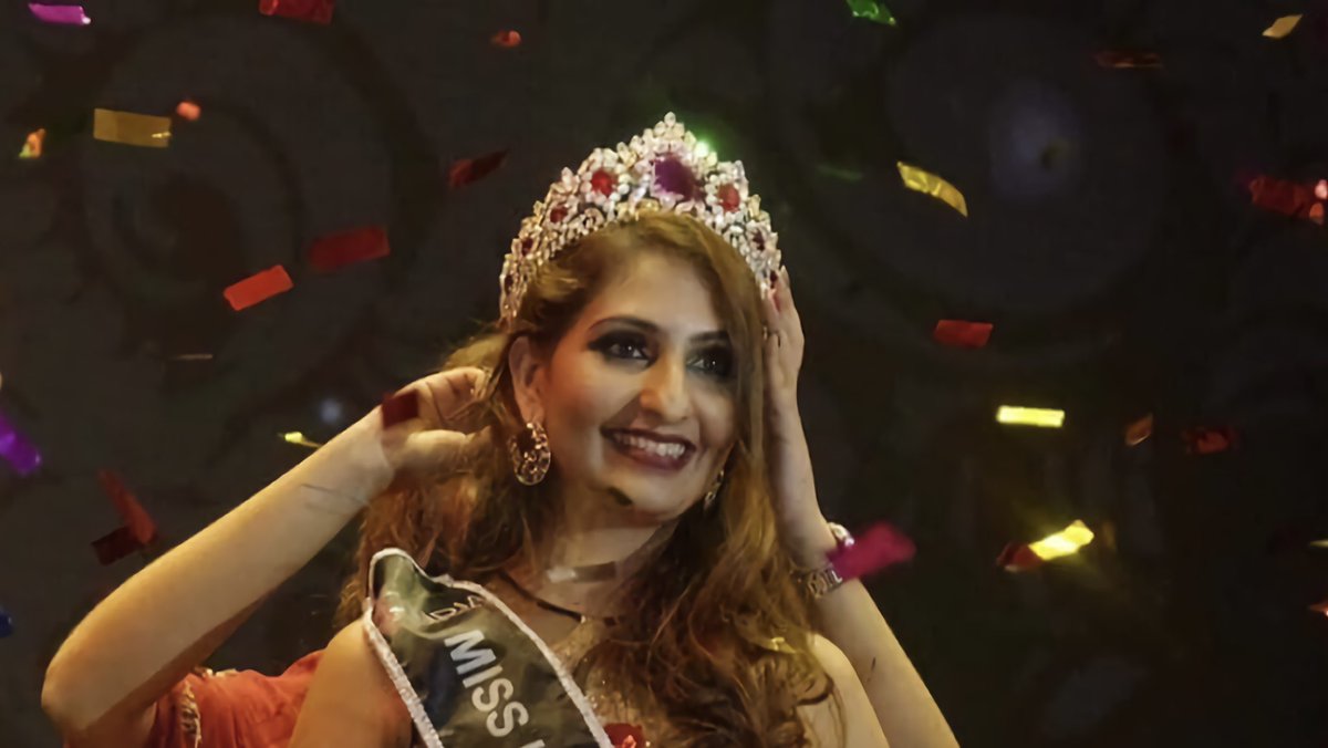 imakdhillon's tweet photo. The Crowning moment!

https://t.co/hrVlnkXHFi 

#crown #crowningmoment #pageantry #beautypageant #imakdhillon #AmritKaurDhillon #missmalaysia #missindiaworldwidemalaysia #missmalaysiaglobal2015 #kaur #kaurgeous #punjaban #malaysian  

@MMP_Malayzing @PageantsNEWS @ThePageantSTL https://t.co/phnxpR7ysy
