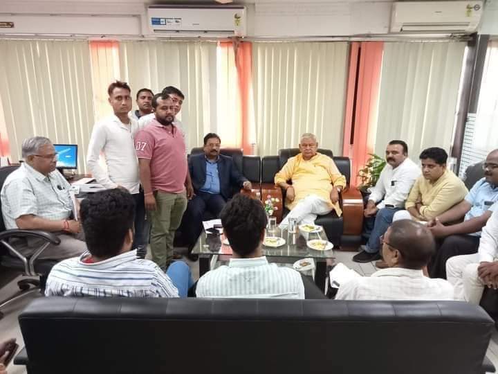 <a href="/JoshiPralhad/">Pralhad Joshi</a> <a href="/CoalIndiaHQ/">Coal India Limited</a> <a href="/BCCLofficial/">Bharat Coking Coal Limited</a> BCCL cmd जी आप ने जो BCCLअप्रेंटिस को आउटसोर्सिग कंपनी में रोजगार देने का लिखित आश्वासन दिया था उसको पूरा करे।अन्यथा साभि कोल् इंडिया के अप्रेंटिस एक होके कोल् इंडिया मुख्यालय में उग्र आंदोलन करने के लिए बाध्य होंगे।