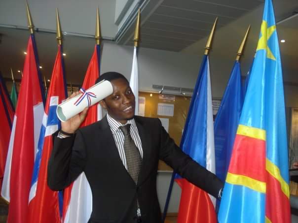 Mai 2008, ENA discours du délégué des étudiants étrangers (élu sur 33 nationalités)... On a pas attendu personne pour faire monter haut ce drapeau! Le plus beau visage du Congo c'est nous! C'est toi! #LaRdcQuiGagne #DrcHasTalents.