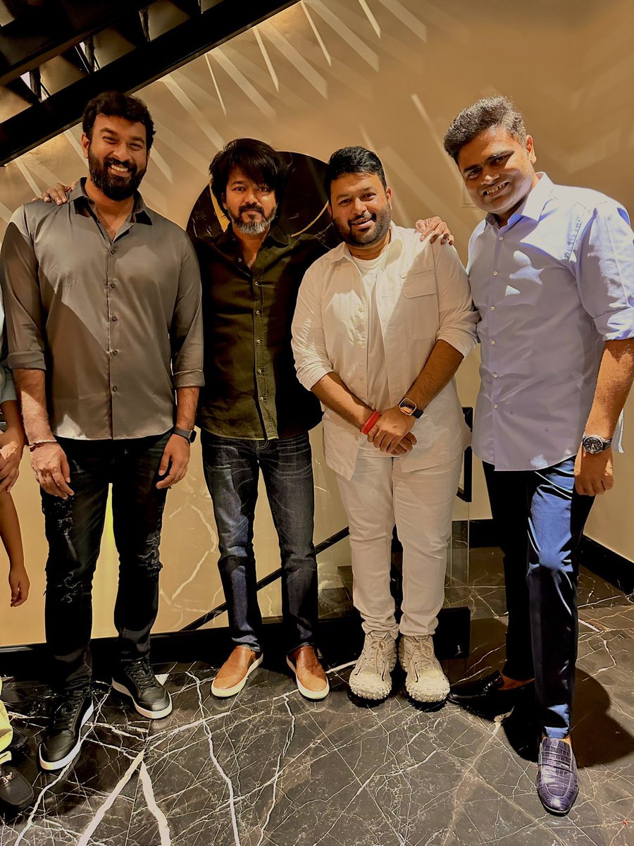 Lyricist_Vivek's tweet photo. The Dream Team 😍😍😍 

Love you Thalapathee, Thaman bro n Vamsi sir 🎉 https://t.co/hnnbUzPQpB