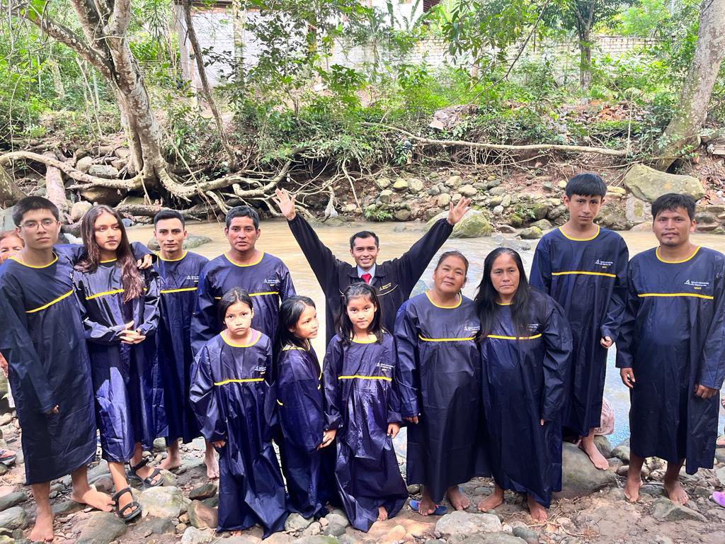 janura7's tweet image. La Iglesia en la Misión Nor Oriental en un día de fiesta bautismal, llevando nuevos discípulos a los pies de Jesús. Vamos con Fe!! 🙏
#RID 
#ElPoderDelaEsperanza 
#ÉnfasisMisioneros
