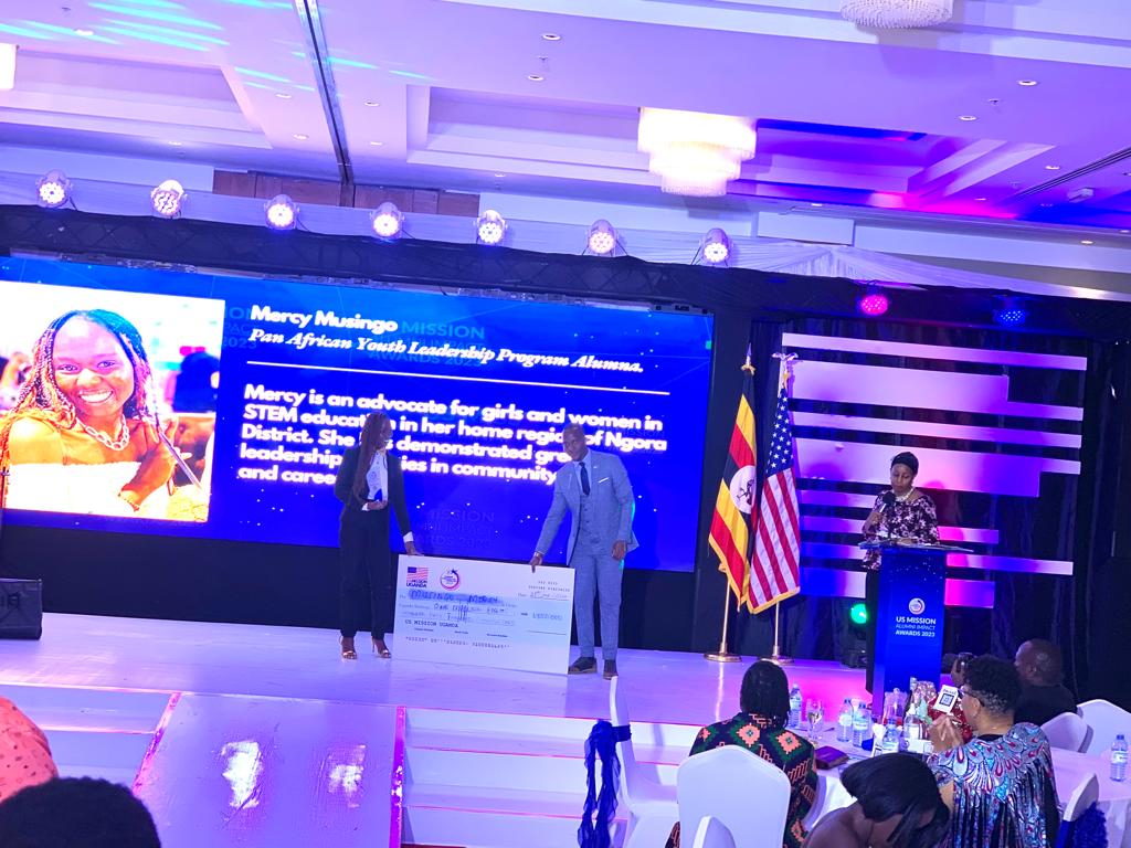 Mercy Musingo is the recipient of the 'Outstanding Young alum' award at the #USAlumniAwardUG! 👏 21-year-old Mercy is an alumna of the Pan African Youth Leadership Program. #ExchangeAlumni