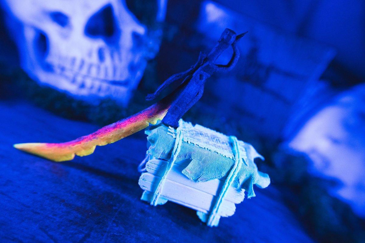 Captain_FraKas's tweet photo. A gagner ce mois-ci lors de la Tombola de #LaFraKasserie ! 
2 créations uniques inspirées de @SeaOfThieves , réalisées par @AesilArt .
-1 Coutelas des cendres du Forsaken
-1 caisse de stockage des Damnés
On éspère que ca vous plaira !
TAS le 29/01 !
➡️https://t.co/GdXxpYHeQ4 https://t.co/zRKP2ba5Ap
