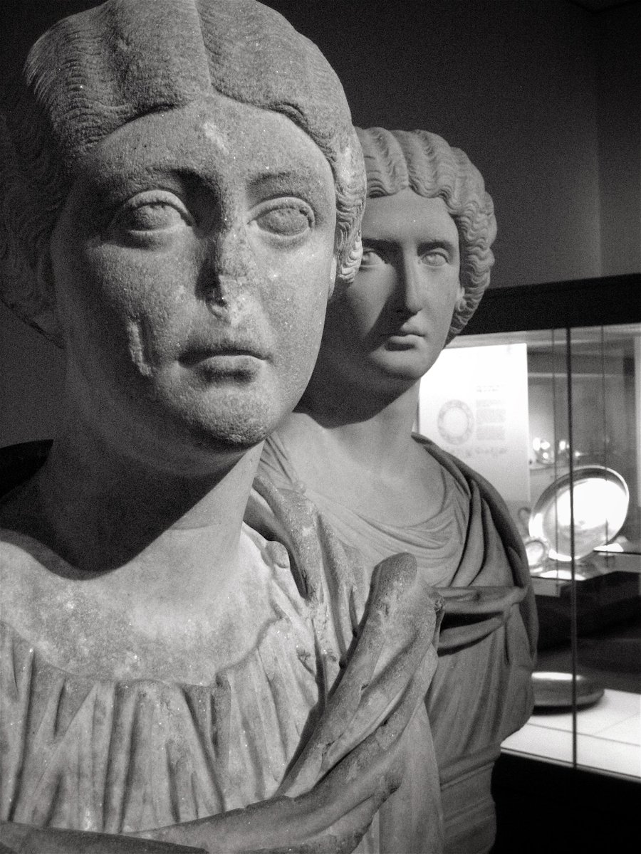 WHO is this woman? Perhaps a member of the Roman imperial family? The one on the right is a very old pic from the #BritishMuseum, when she was labeled as Anonymous, Faustina Minor or Lucilla. The one on the left, in the #CapitolineMuseums is anonymous (ca. 200 AD). But ... 1/