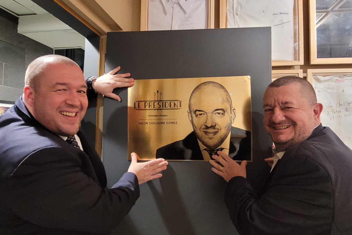 La plaque officielle du « Salon Guillaume Gomez » est arrivée. Au restaurant Le Président. Yvonne Christensen propriétaire du restaurant #geranium et Valéry Mieral sont les premiers à l’inaugurer #lepresident #christophemarguin #salonguillaumegomez #guillaumegomezpageofficielle