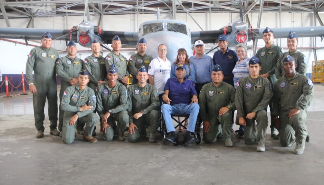 aeronavalpanama's tweet photo. Nos sentimos orgullosos de contar con la visita del Coronel de Aviación Retirado Alberto Purcell y la Sra. Denia Guevara, fundadores de la FAP.
#COMAER https://t.co/ditE9TJs6F