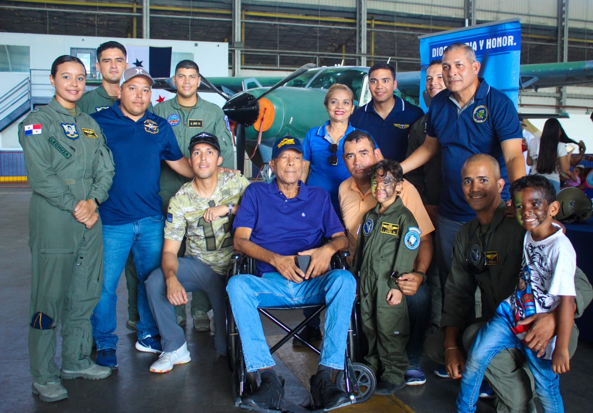 aeronavalpanama's tweet photo. Nos sentimos orgullosos de contar con la visita del Coronel de Aviación Retirado Alberto Purcell y la Sra. Denia Guevara, fundadores de la FAP.
#COMAER https://t.co/ditE9TJs6F