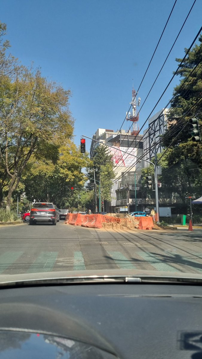 MarianaSbrt's tweet photo. Me parece ridículo que lleven MESES sin poder recoger puro cascajo ni terminar las obras en una de las vías principales de #Polanco. Trafical a todas horas y hasta en fin de semana. Urge una solución. @MexLibre_MH @AlcaldiaMHmx @mauriciotabe https://t.co/K5liDAwPk6
