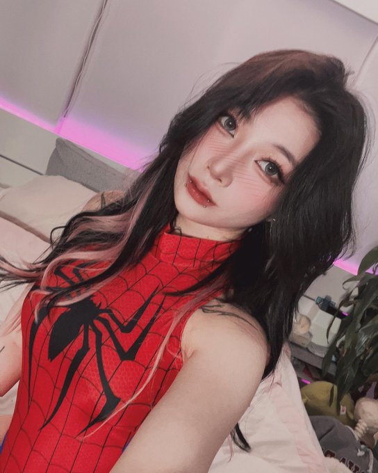 2 pic. Spooderman spooderman https://t.co/t6J75XAmqB