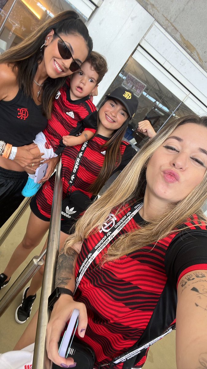 crfcom2elex's tweet image. Simplesmente zerei a vida virando amiga do maior flamenguista vivo desse planeta essa lenda humilde presidente da raça fla 🥹 ❤️🖤@marilia_nery vc é uma linda 🫶🏼 @evertonri faça mais filhos pfv 🙏🏼
