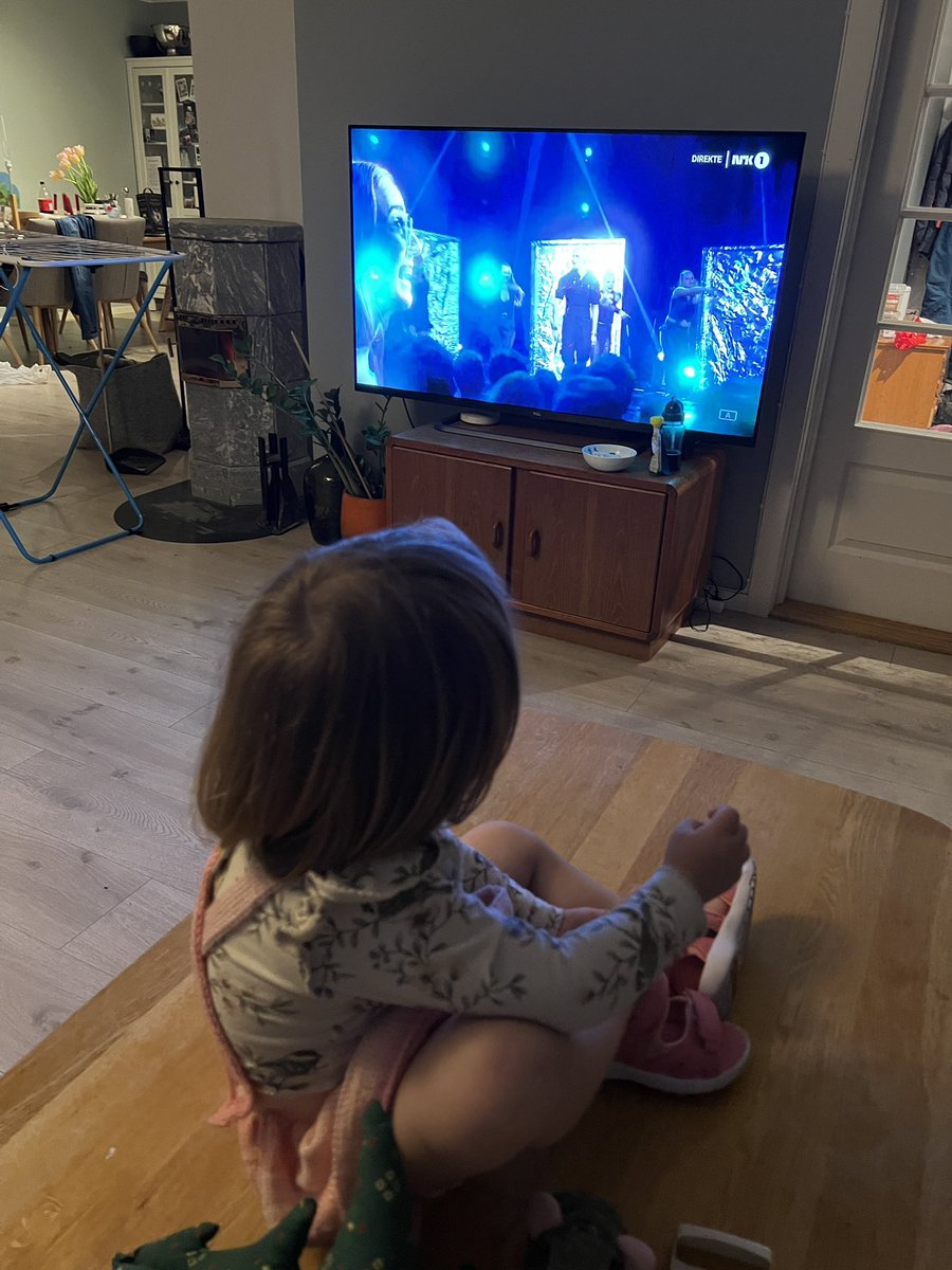 På <a href="/NRKmgp/">Melodi Grand Prix</a> sa <a href="/StianTStaysman/">Stian Thorbjørnsen</a> «Har du ikke danset på bordet før må du gjøre det nå». Sigrid: Jeg danse på bordet. #nrkmgp #dansepåbordet