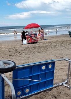 #PreciosPlayeros 🏖

📍 #MarAzul

💰 $500 Choclo
💰 $1500 Sandwichs de Milanesa
💰 $500 Helado palito de agua
💰 $800 Helado palito de crema

Churros rellenos
💰 $400 Dulce de leche (2 unidades)
💰 $500 Nutella
💰 $400 BonOBon

#FotoTestigo 📸