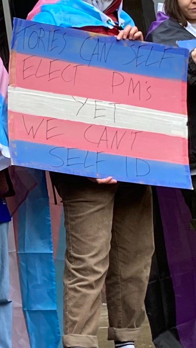 dirozevepave's tweet photo. today hundreds of glasweigans said "trans rights" and "now you're not even going to respect the parliamentary illusion of democracy???"

our protests were echoed in edinburgh, aberdeen, orkney, dundee, london, leeds, and dublin, with more planned (see below) https://t.co/AIwhl528z6