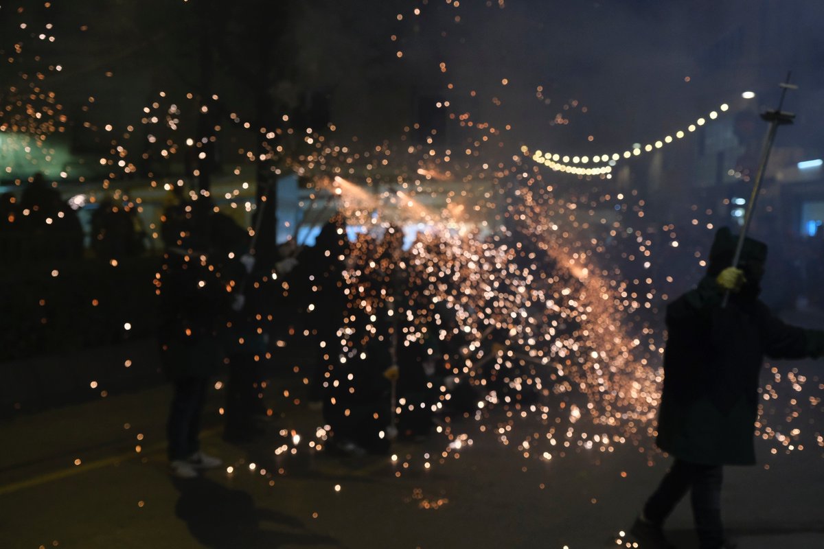 AjuntamentSVH's tweet photo. Ens encanta l'olor a pòlvora, senyal que els @AngelsDiabolics estan fent de les seves... 🔥 Fantàstic correfoc de la nostra colla, que ha tret a passejar el Mamut Venux, que tenia ganes d'encendre els carrers de la ciutat. I gràcies també a la Quimera del Carmel de Barcelona! https://t.co/5Uad2Jo6kV