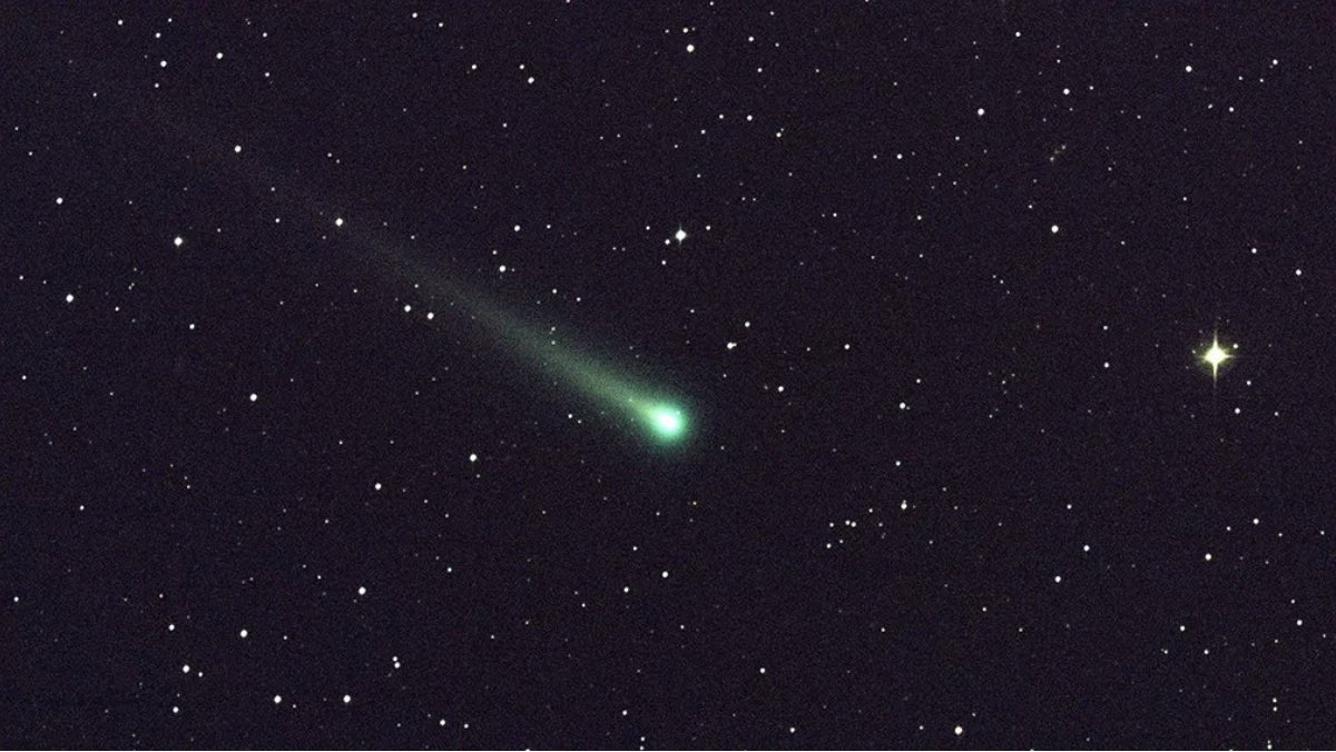 carol_perelman's tweet photo. 🔭El 1 de feb el cometa C/2022 E3 ZTF estará lo más cerca a la Tierra (42millones Km) desde su última visita hace 50mil años!

ℹ️La cabeza del #cometaverde se ve 🟢 por contener dicarbono gas C=C

👉🏻Ideal tratar de verlo este fin de semana q hay luna nueva🌚

☄️Compartamos fotos! https://t.co/WVn3U79Zh8