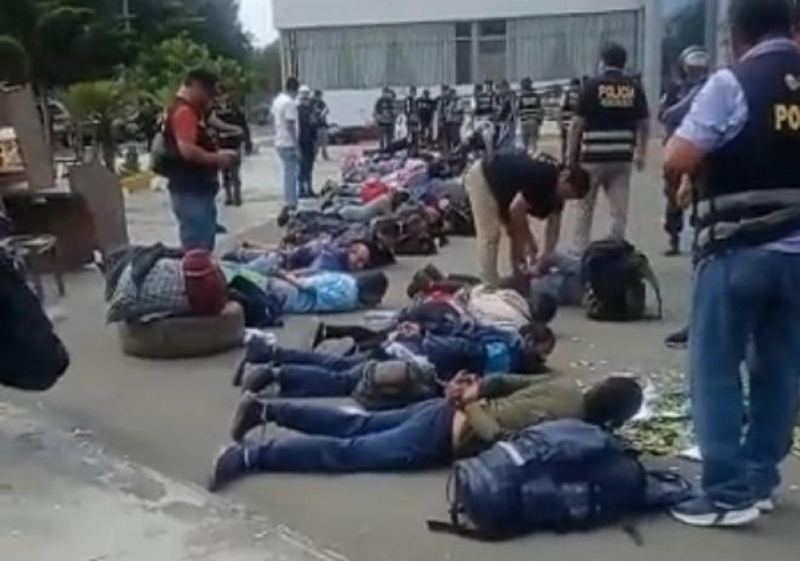Servindi's tweet photo. 🚨 Policías ingresan a la #UNMSM y detienen a estudiantes → https://t.co/WRdvdcSIPY

Sin la presencia de algún fiscal y sin permitir el ingreso de abogados de la @cnddhh la Policía detuvo a manifestantes procedentes de diversos lugares del país que se encontraban alojados. https://t.co/upYRT34KWw