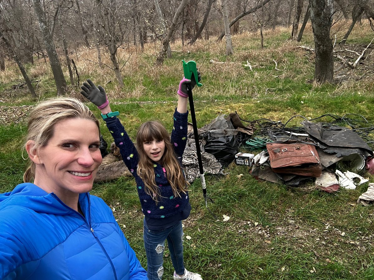 AprilAncira's tweet photo. Hope saw me scrolling on social media earlier today & saw the post by @riveraid_sa about their Clean Up today from 10am-2pm at Jack White Park - Salado Creek Greenway. She insisted we drive there immediately after Gunnar’s swim meet today. So here we are. 😂 @SAParksandRec https://t.co/kjiufgPM8N