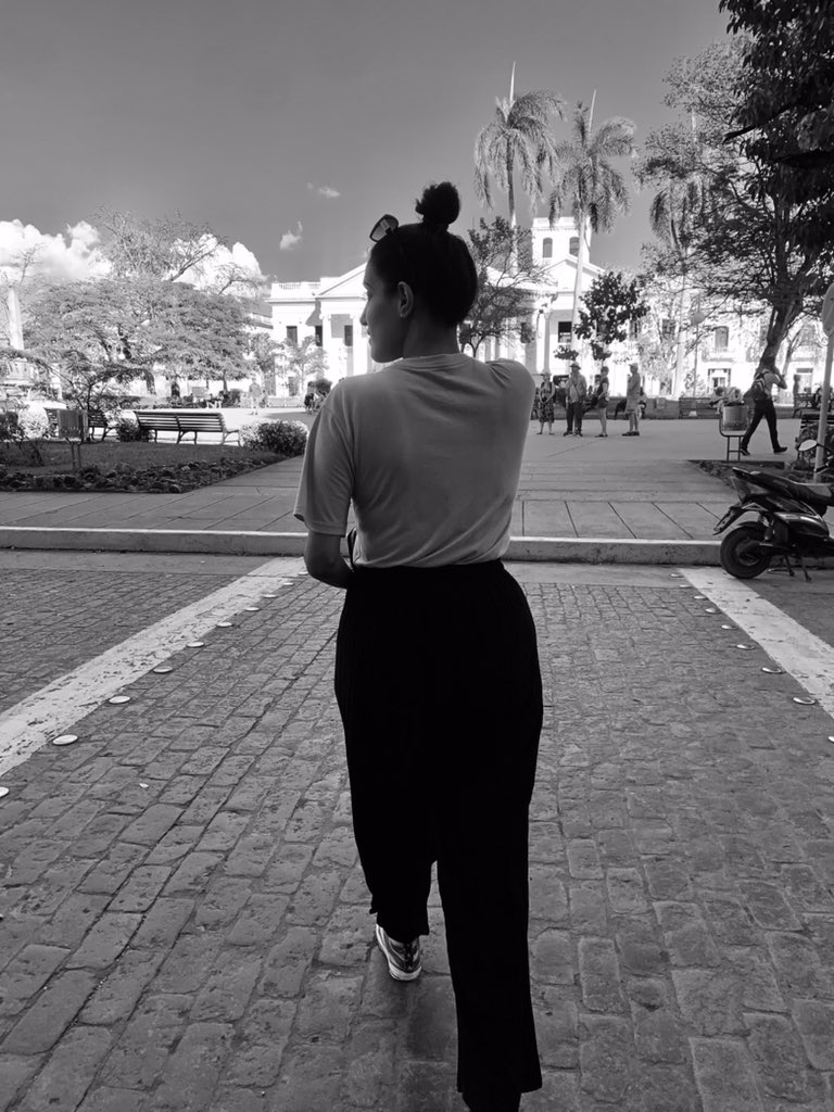 Camina lento,no te apresures;que a donde tienes que llegar es a ti mismo🛤