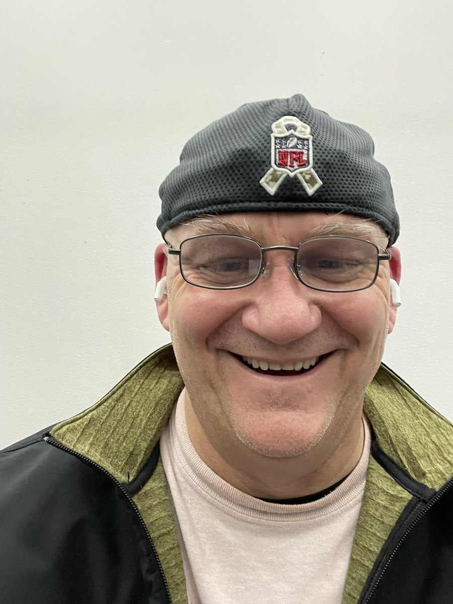 CoachFreier's tweet image. 1v1 offensive run clinic in the am…#commit2prepare wkout in the afternoon.  DBSeatedOverheadPress/Cable TriExt; DBBench/AsstdPuPs; DBShrugs/BBGoodMorning; 1/2DBCurlHammerCurl Pyramid (10-1); 4x20Sec BattleRopes, 4x1mi Bike; 10min Row…Got better today!  Keep up the Fire!