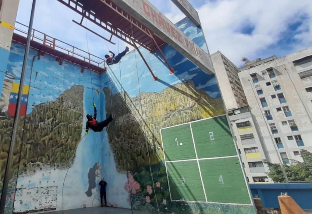 CPabloPalacios's tweet photo. Personal de la División de Rescate y Operaciones Especiales #DROE del Cuerpo de @bomberos_dc dictan Curso Especializado de Rapel Táctico en la Azotea del Cuartel Central al personal de la unidad especial de la Guardia de Honor.
#ElOroEsDeVenezuela
@Nahumjfernandez https://t.co/Y52418epRT