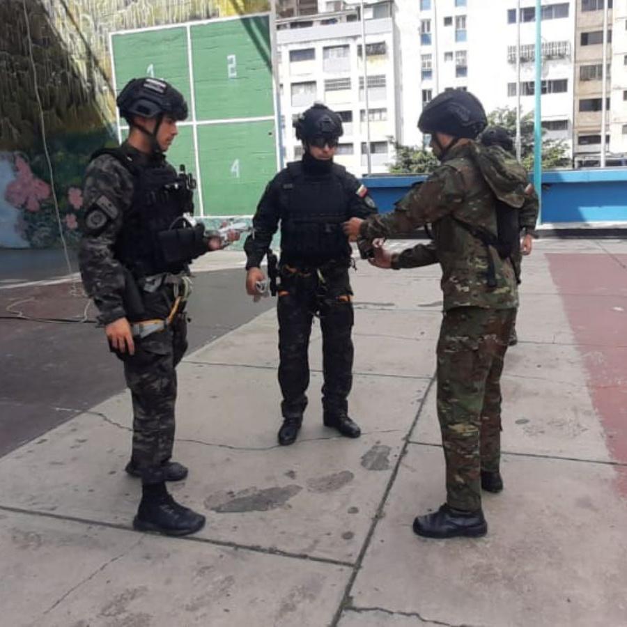 CPabloPalacios's tweet photo. Personal de la División de Rescate y Operaciones Especiales #DROE del Cuerpo de @bomberos_dc dictan Curso Especializado de Rapel Táctico en la Azotea del Cuartel Central al personal de la unidad especial de la Guardia de Honor.
#ElOroEsDeVenezuela
@Nahumjfernandez https://t.co/Y52418epRT