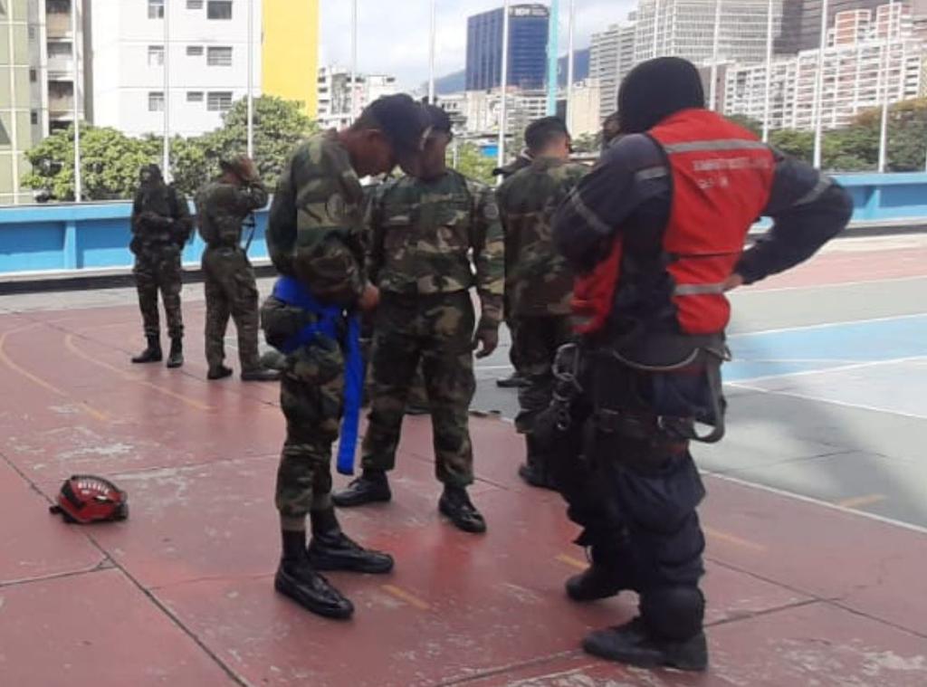 CPabloPalacios's tweet photo. Personal de la División de Rescate y Operaciones Especiales #DROE del Cuerpo de @bomberos_dc dictan Curso Especializado de Rapel Táctico en la Azotea del Cuartel Central al personal de la unidad especial de la Guardia de Honor.
#ElOroEsDeVenezuela
@Nahumjfernandez https://t.co/Y52418epRT