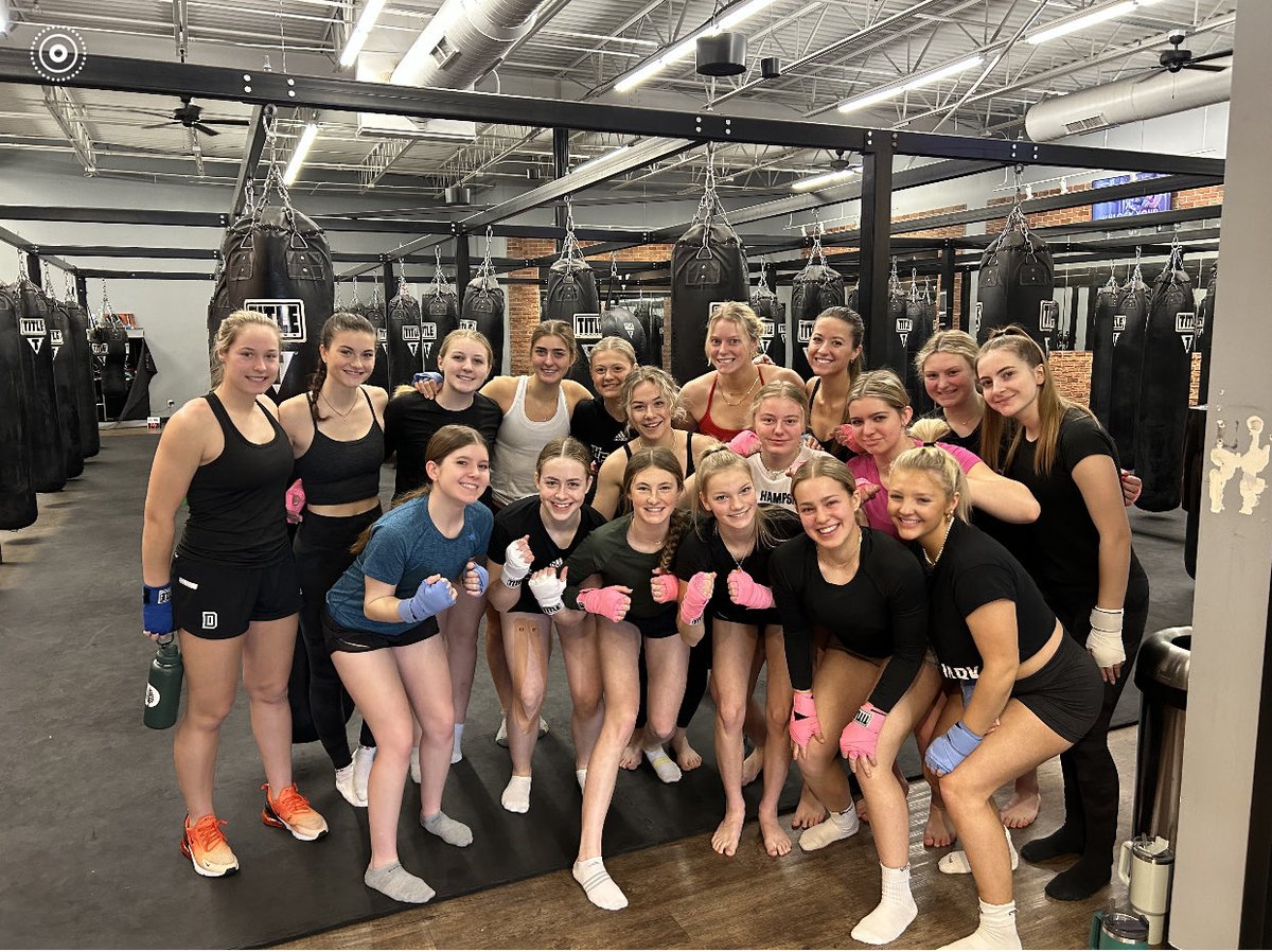 HFgirlshockey's tweet photo. No game today so the girls decided to “get in the ring” great workout and they had a blast!🔥🏒🥊🏒🔥#teambuilding #wallsits https://t.co/WDK6y26JB8