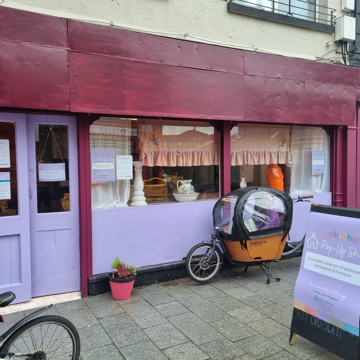 Our bike has a new home with the Bourke’s in Farranshone for the next couple of weeks! 
Claire Ann is loving her new seat up front &amp; covered up from the 🌧 
The family did their weekly <a href="/TheMilkMarket/">Limerick Milk Market</a> shop &amp; took in new shop Ath-Bhaile on their route home thru Nicholas St. ❤️❤️❤️