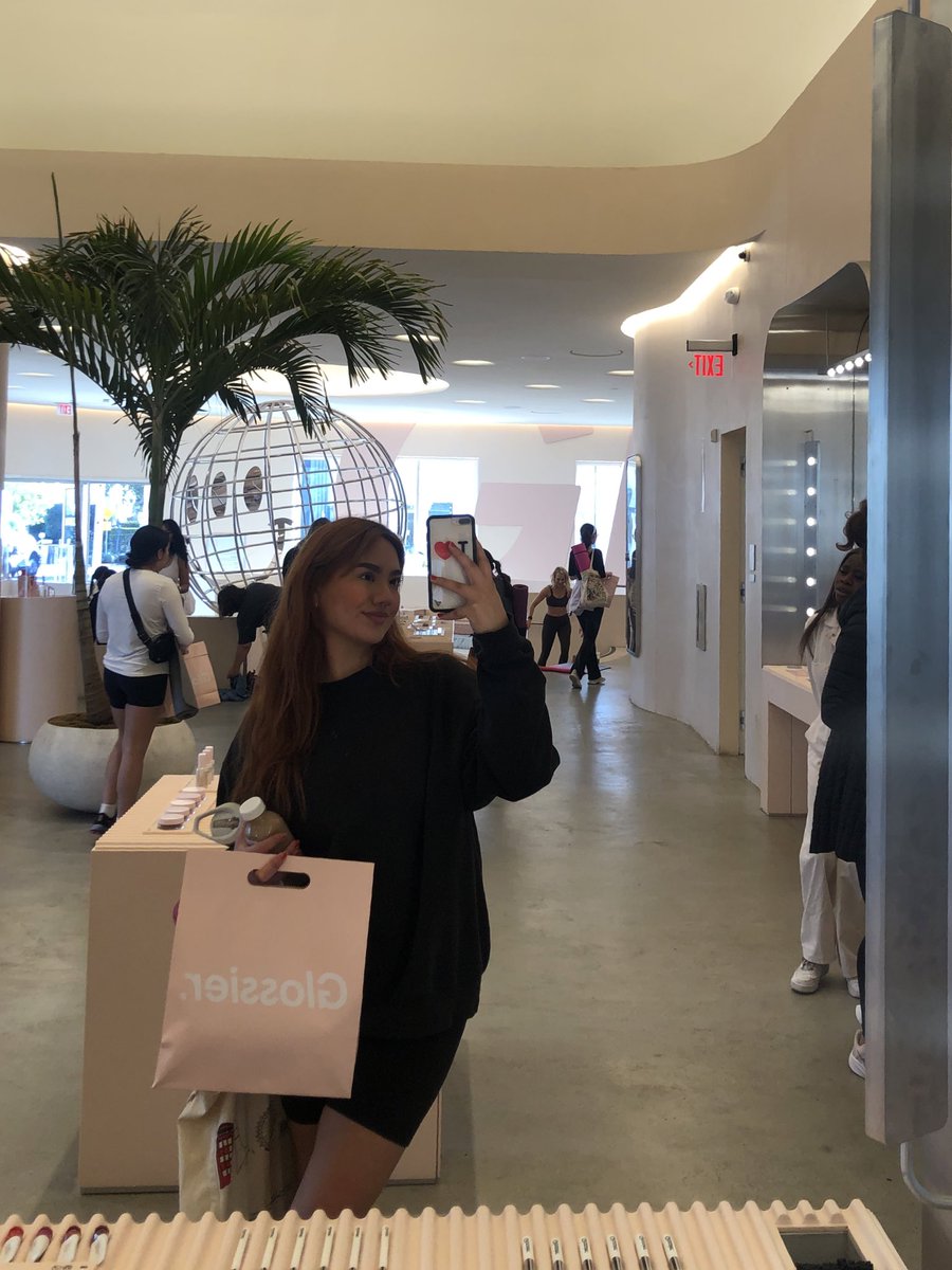 _m_xri_'s tweet photo. yoga w/ glossier🤍🎀 https://t.co/q1qBoVlwh1
