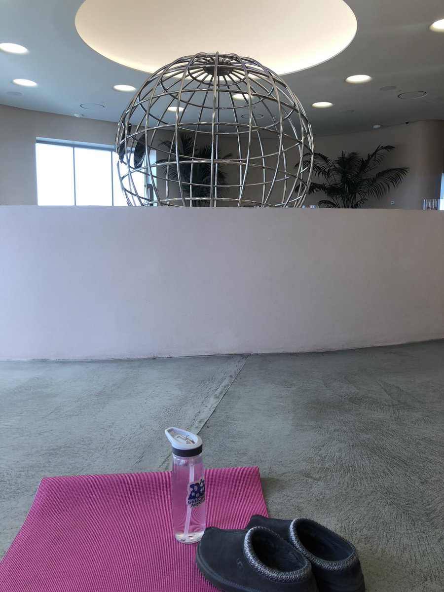 _m_xri_'s tweet photo. yoga w/ glossier🤍🎀 https://t.co/q1qBoVlwh1