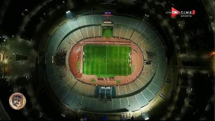 ياعم انت بتصوّر بالدرون عشان تضحك الناس علينا ؟! ماتش قمة ب ٥٪ من سعة الاستاد