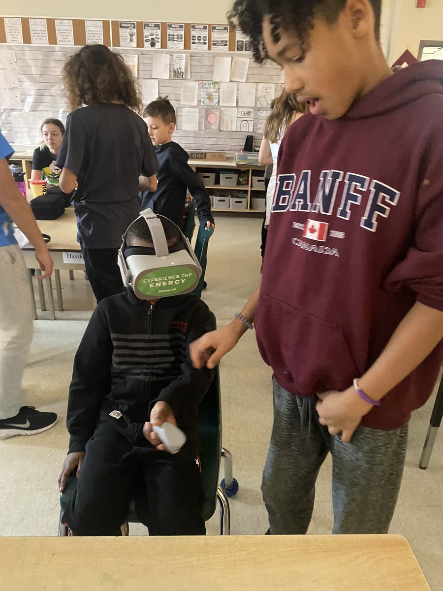 QuiqueroLisa's tweet photo. Bringing learning to life with our Reading Buddies and some VR time! We were exploring the energy sector with our buddies- remote job sites, raw materials and having a lot of fun trying some new jobs👷🏼♀️ #PineGrovePS #Grade2Crew #MrPaulFerrara https://t.co/1ZNcZdX3wX
