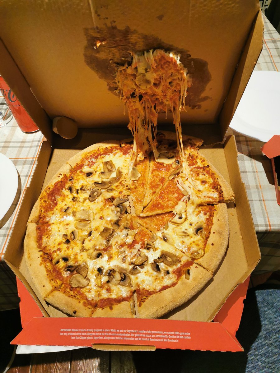 gordinnium's tweet photo. @Dominos_ROI @Brianmur000 This was our 30% off meal. Also missing food and slow delivery. https://t.co/ZpstjswPUP