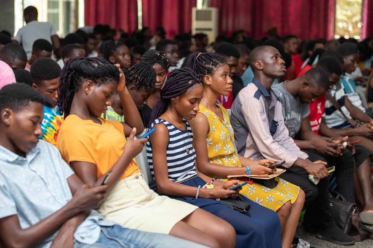 ObuasiSrc's tweet photo. Earlier today, the director and staff of @ElearningKnust centre KNUST had a session with our freshers. 
The team helped the freshers with the procedures on how to log in and use the virtual class on the student’s portal and how to submit assignments online as well. https://t.co/TgB4z1GYBs