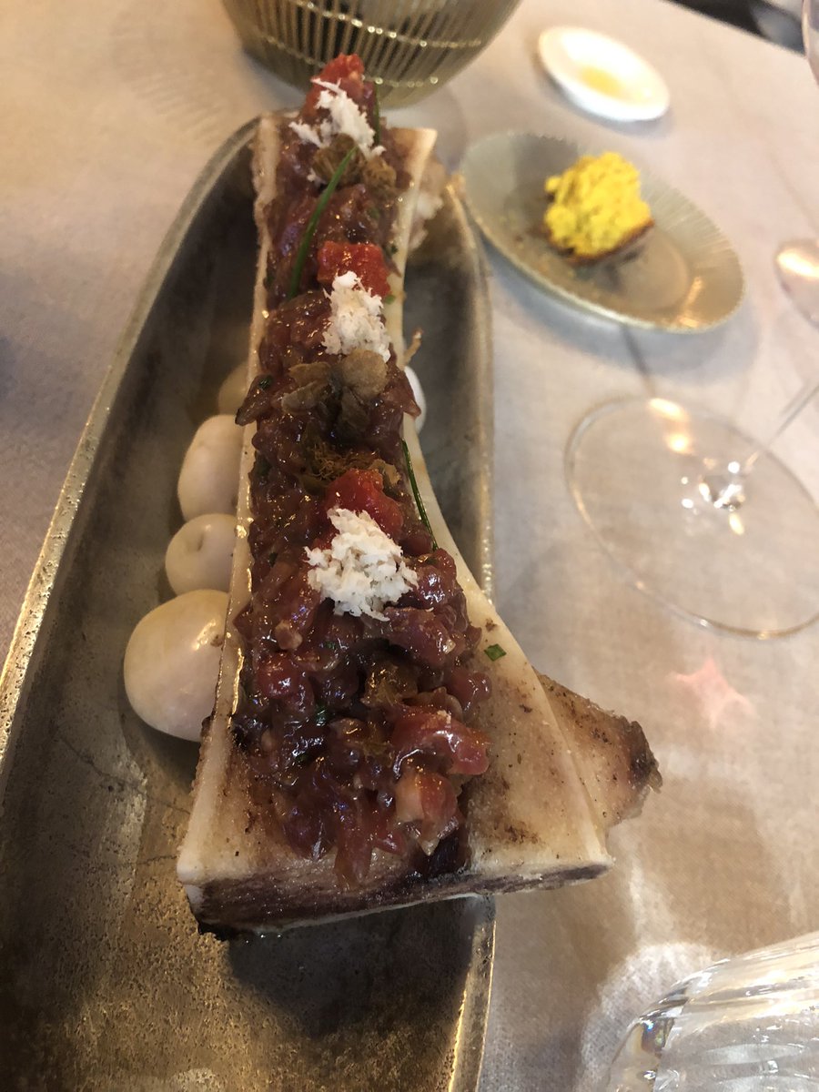 Una dirección fiable en Madrid es Don Dimas, de Álvaro Garcés. Ensaladilla, canelones de faisán y cordero con payoyo (el plato estrella), lentejas con morro, oreja y langostinos, o el steak tartar con tuétano.