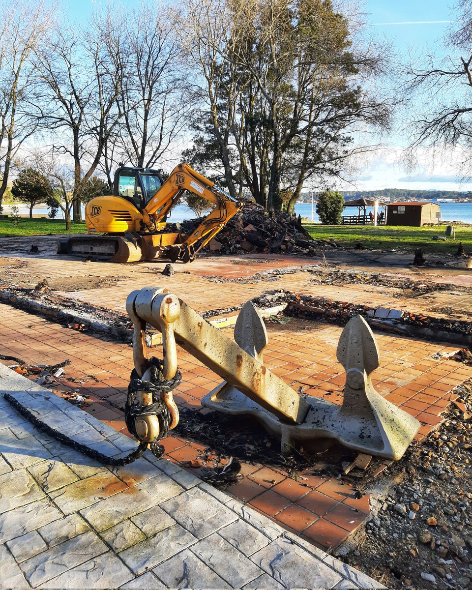 NavLgg's tweet image. Do #EstrellaDelMar de #Boiro xa (case) sólo quedan as anclas que tiña na entrada 🔥⛺⚓😓