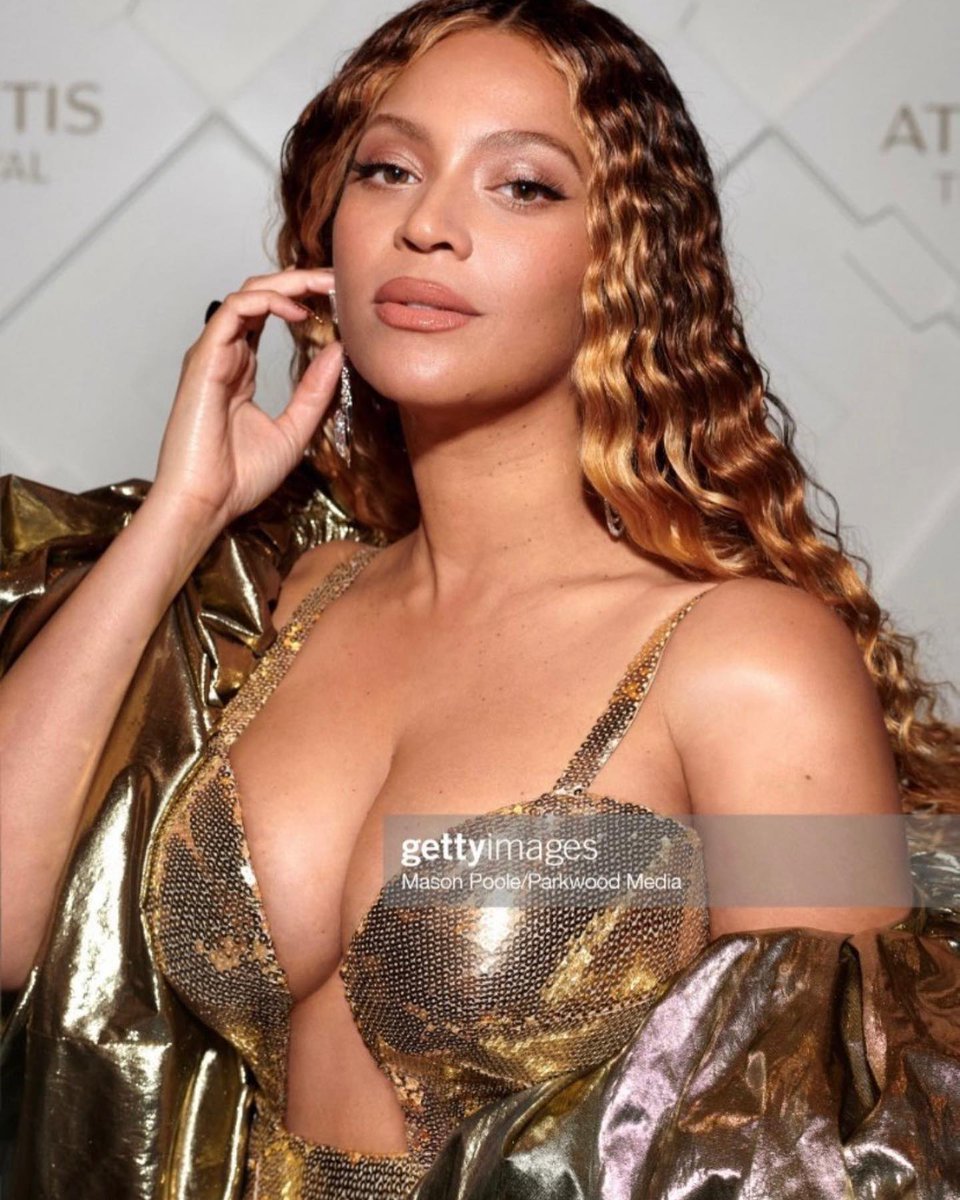iLissaNJ's tweet photo. 🚨 BEYONCÉ ON THE BLUE CARPET AT THE ATLANTIS ROYAL HOTEL EARLIER !!!
.
.
#beyoncé #beyhive #beyonceperformance #dubai https://t.co/WSop5l4IPE