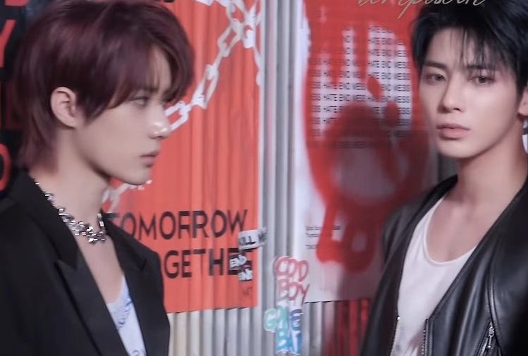 rredhue's tweet photo. A taegyv college au, where they both hate each other’s guts so Taehyvn decides to prank Bevmgyv that he passed away, choosing the worst place for it, at a weekend party between countless people.
The thing is, Taehyvn wasn’t expecting Bevmgyv’s reaction to the news of his death
++ https://t.co/oxbzplgcmj