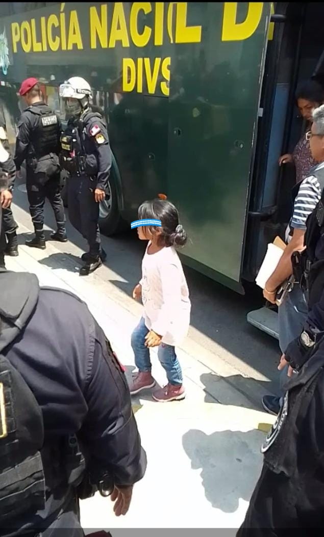 Dos de los peligrosos miembros arrestados por la dictadura de Dina Boluarte en San Marcos: una señora y niña de 5 años. Sáquen sus propias conclusiones. #PERU