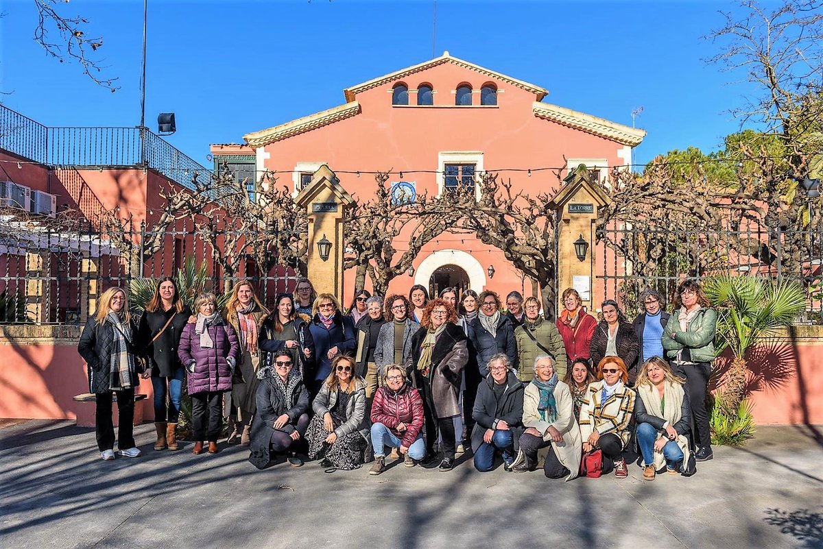 Avui hem celebrat la 1ª Trobada de Viticultores del Penedès amb les protagonistes de“Converses a peu de vinya...
Ha estat un magnífic dinar en un dia fresc i ventós però molt emotiu pel caliu, per la participació, pels retrobaments...
Hem fet xarxa i ens hem conegut una mica més!