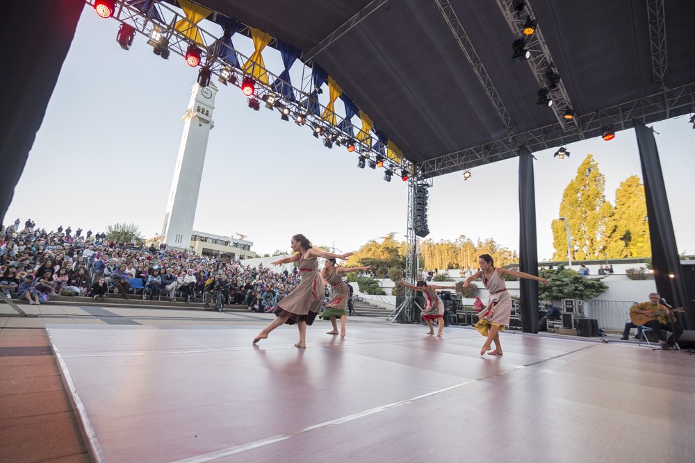 Continuamos con la galería de imágenes 📸 de las presentaciones de ayer. ¡Te esperamos esta tarde con más actividades y libros por descubrir! En la # FILB2023 🤩