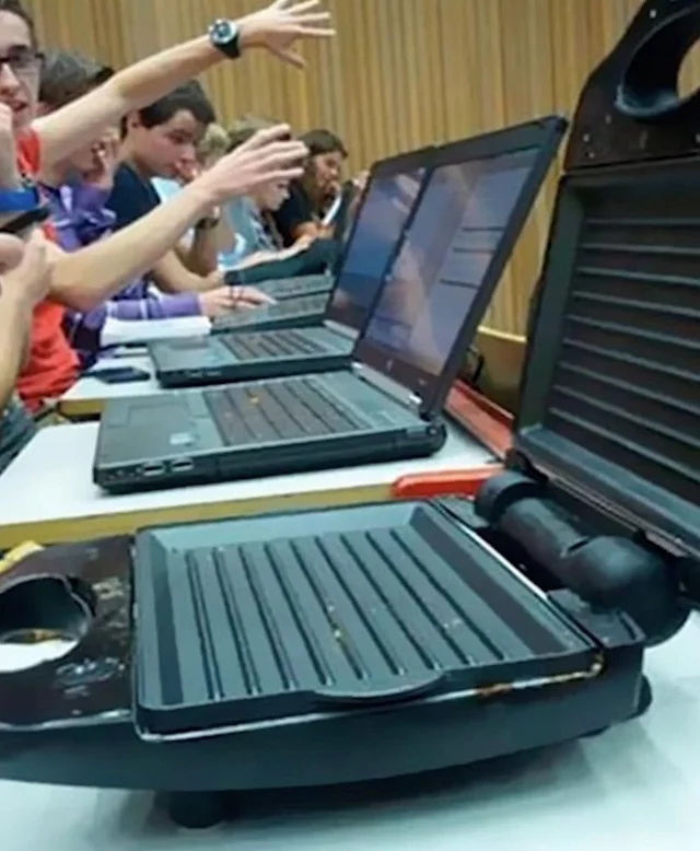 pov: los del fondo en clase de prácticas