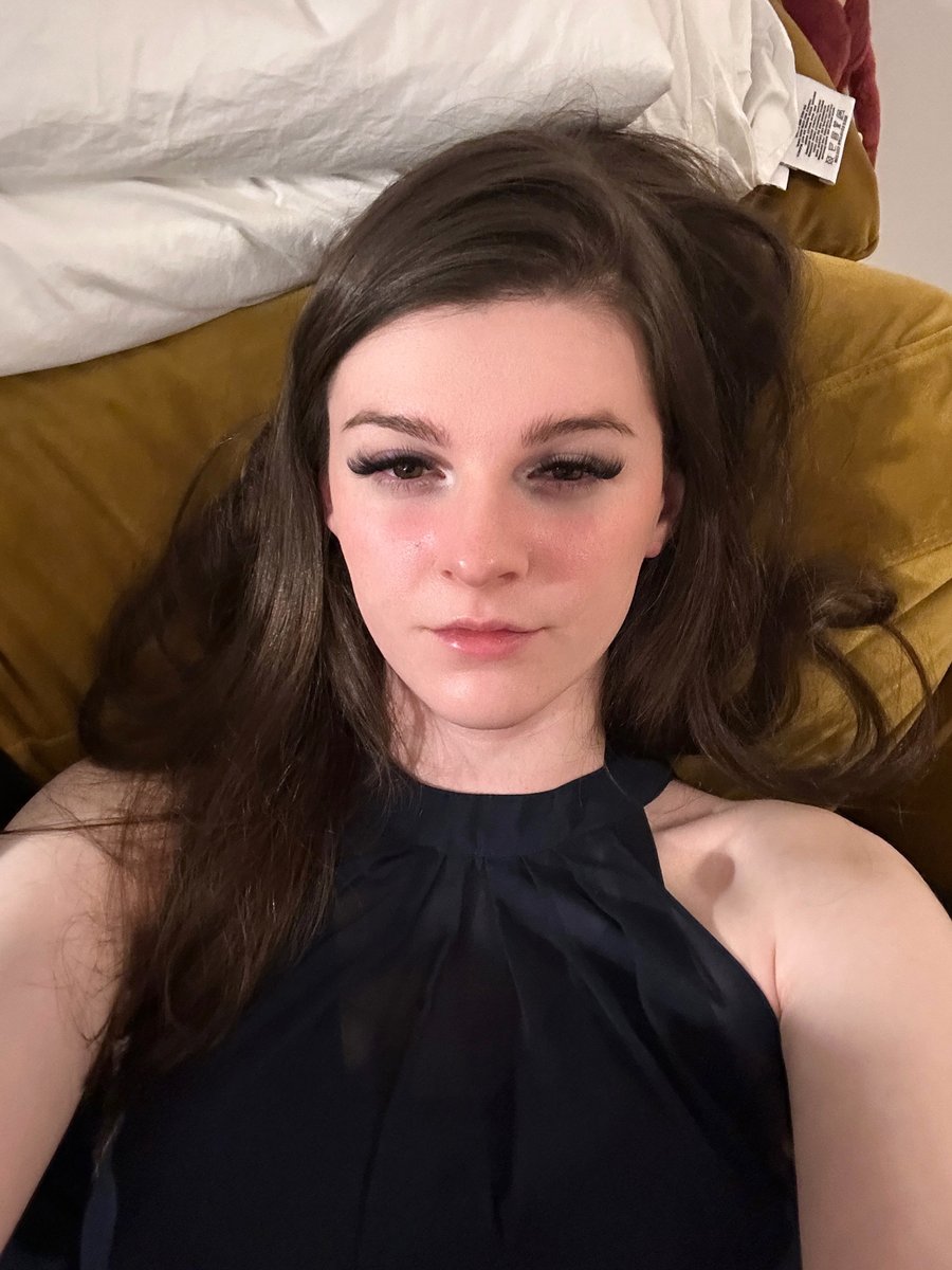 F1NN5TER's tweet image. i showed you my thighs please respond...