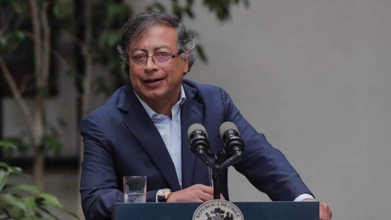 fergiraldow's tweet photo. Nunca he podido escuchar un discurso de #Petro por más de un minuto, su lenguaje corporal es arrogante, su aspecto físico es repugnante, su voz es desagradable y ese silbido de culebra al final de las palabras es simplemente insoportable!
😨😨 https://t.co/qGhy5H9SVa