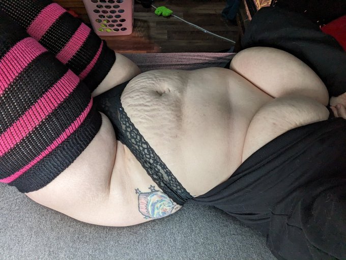 Come warm me up please 🥺 https://t.co/JSpxWMyS9Y