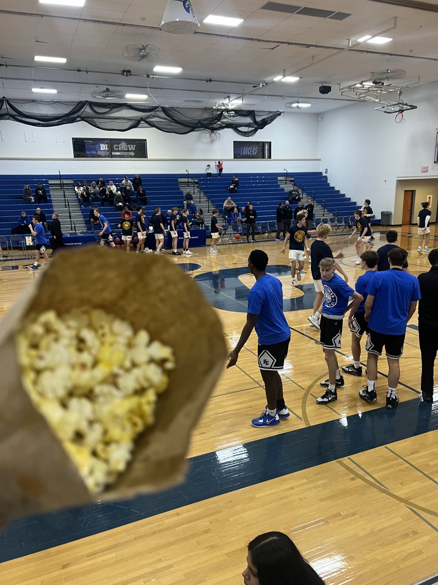 SusanKim4's tweet photo. Basketball tournament for a great cause!
As for the popcorn:
-buttery
-nicely salted 
-$2/bag
7/10
 #BrookfieldCentral
#hsconcessionspopcorn https://t.co/Wx1Yd0QRHD