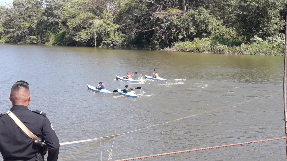 Jóvenes aficionados a los deportes de aventuras, participaron en la competencia de kayak organizada por el Gobierno Local y la Juventud Sandinista en el río sapoa ubicado en el municipio de Cardenas, promoviendo la recreación sana en la juventud cardeneña